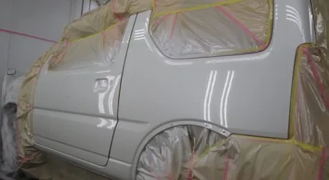 【塗装作業】カラーデーターを元に、現車に合った塗料を調色して作って塗ります。